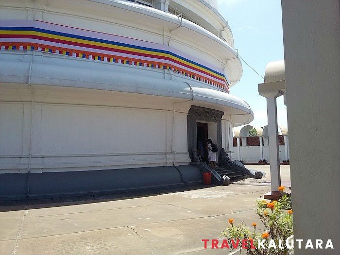 Entrance that leads to the inner worshiping area