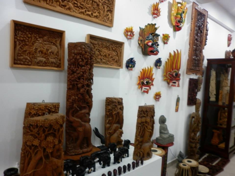 wooden carvings in sri lanka