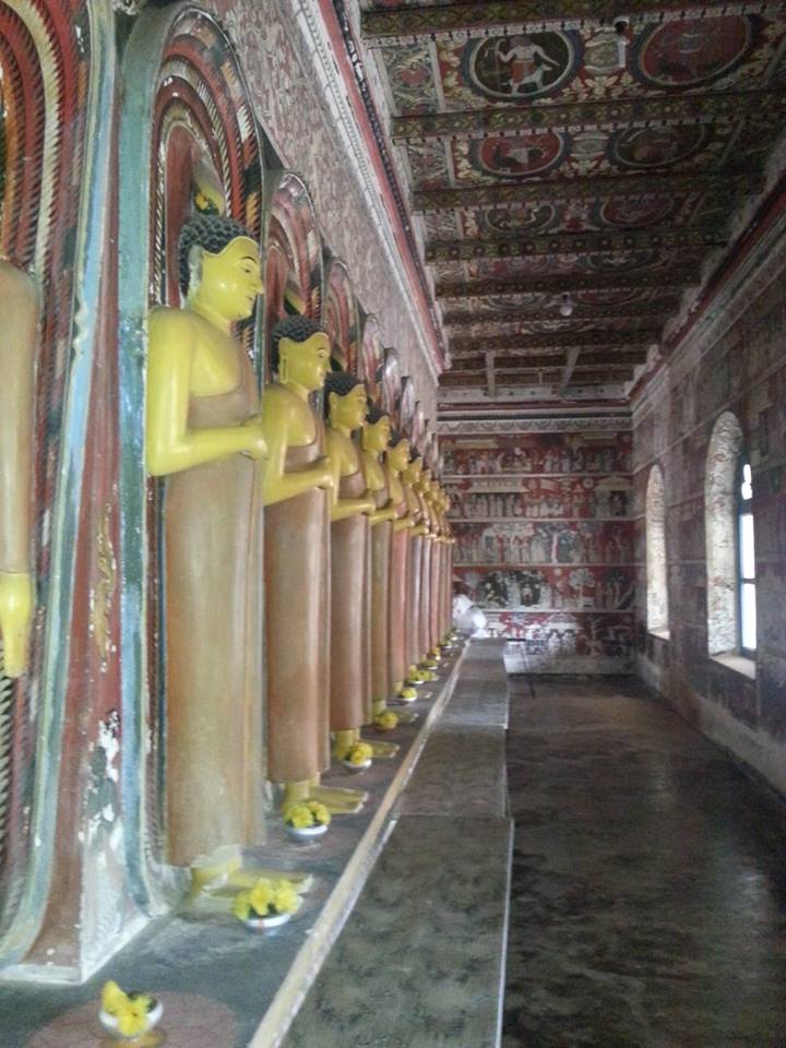 Buddha statues inside the shrine room asokaramaya temple