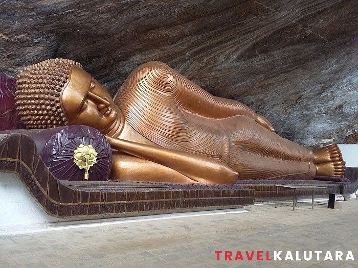 Reclining buddha statue at the cave 