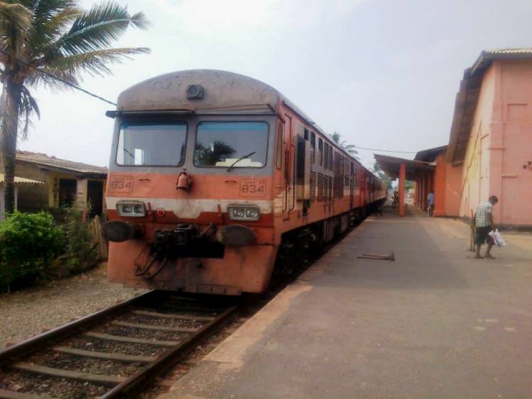 commuter trains in sri lanka