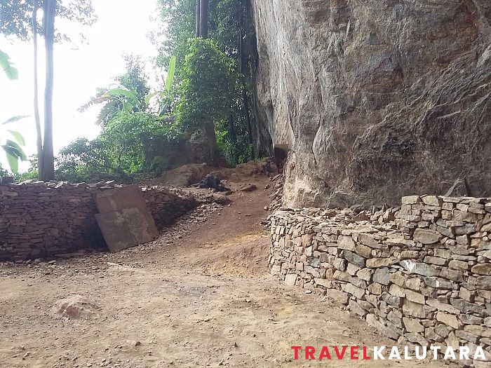the footpath to the top of the pahiyangala cave
