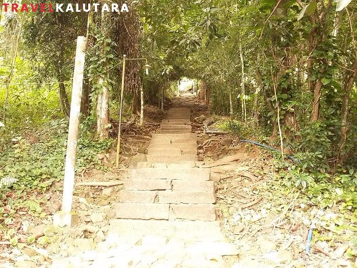 stone steps to the pahiyangala caves