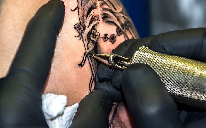 tatto artist in work
