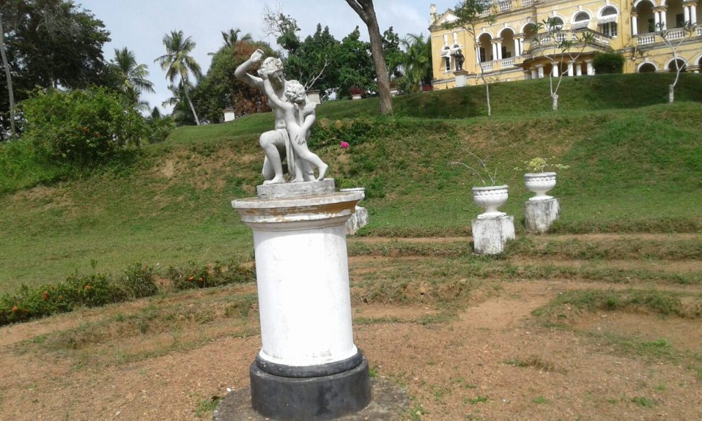 Statues in the garden at Richmond Castle | Travel Kalutara