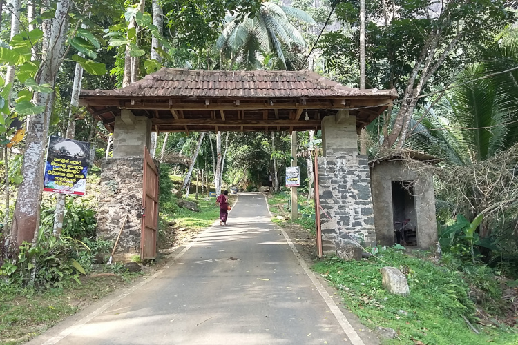 En route to Pahiyangala Caves
